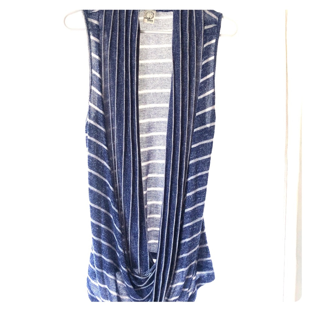 Light-weight, twist front vest
